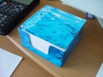 Aquacube: muistilappupino sinisessä pahvissa