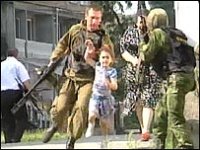 Sotilaat riepottelevat tyttöä, babushka taustalla