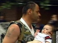 Sotilas kantaa vauvaa