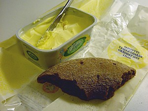 Ruisleipäpala ja avattu Keiju-margariinirasia