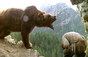 Karhu uhkaa metsästäjää