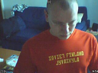 Minä, ylläni punainen paita, jossa keltainen teksti "Soviet Finland Jyväskylä"