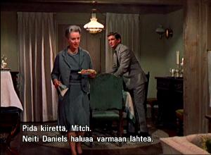 Lydia ja Mitch kattavat pöytää. Lydia sanoo: "Neiti Daniels haluaa varmaan lähteä."