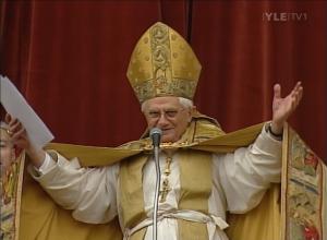Paavi Benedictus XVI ojentaa käsiään yleisöön päin