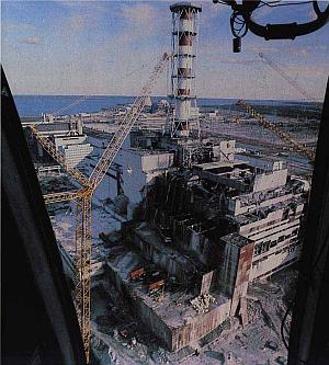 Helikoterikuvaa Tšernobylin ydinreaktorista