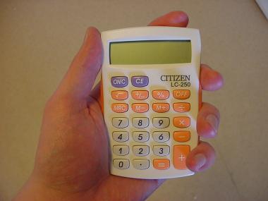 Citizen LC-250 ORBP -taskulaskin kädessä