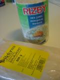 Rizby-riisikakkupakkaus ja pussillinen Reformikeskuksen rasvatonta soijajauhoa
