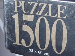 Puzzle 1500 ja 85 x 60 cm -tekstit laatikon kyljessä