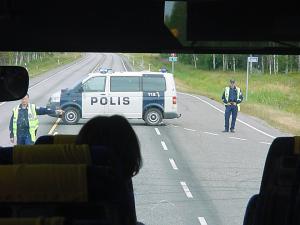Poliisi ohjaamassa liikennettä (kuvattu linja-autosta)