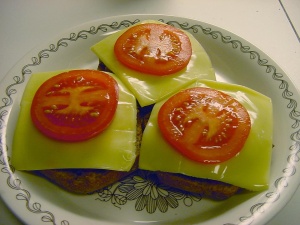 Hampurilaisen pohjat, juusto ja tomaattisiivu
