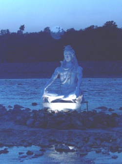 Shiva-patsas mietiskelyasennossa Rishikeshissä, Intiassa