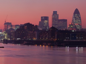 Vaaleanpunainen auringonlasku Thamesilla