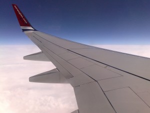 Norwegianin 737:n siipi pilvien päällä