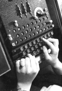 Enigma-kone ja sitä käyttävät kädet