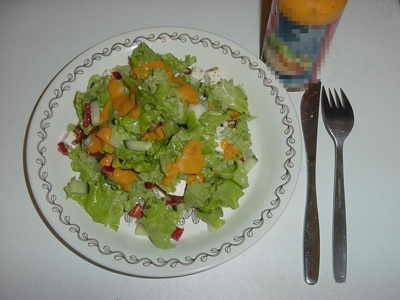 Tiedosto:Salaattia ja Kevyt Thousand Island -salaattikastiketta.jpg