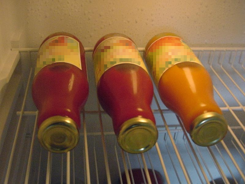 Tiedosto:Vihannes- ja porkkanamehupulloja jääkaapissa.jpg