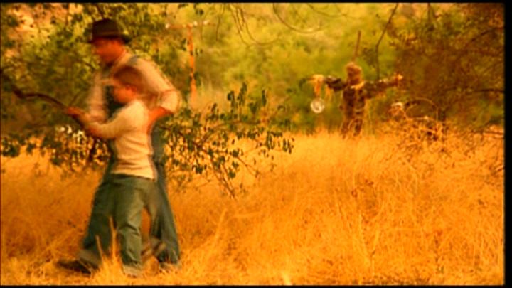 Tiedosto:Mies ja poika poistumassa pellolta (Starkweather-DVD).jpg