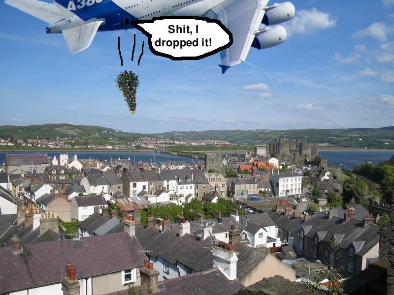 Tiedosto:Town hit by lost Christmas tree.jpg