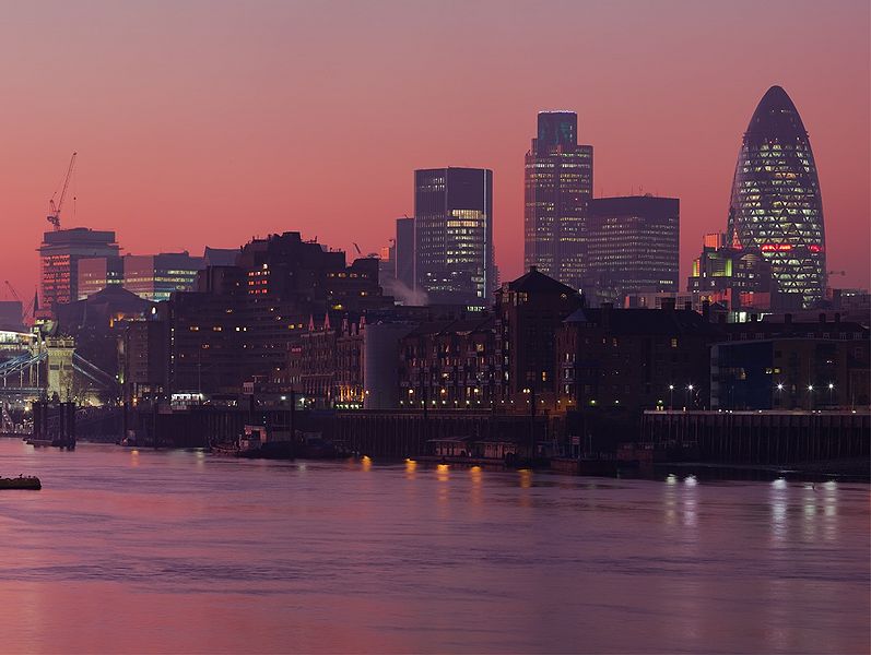 Tiedosto:Auringonlasku Thamesilla.jpg