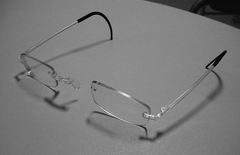 Tiedosto:Hajonneet silmälasit (mustavalkoinen).jpg