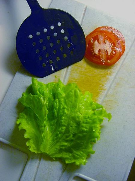 Tiedosto:Salaatinlehti ja tomaattisiivuja.jpg